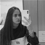 Chica joven y con estudios ofrece clases de primaria